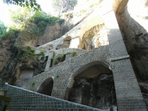 La discesa pedonale nel vallone di San Giuseppe, che dalla Via Jomella Grande - al confine tra Sant'Agnello e Piano - conduce alla marina di Cassano