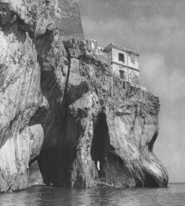 il vecchio faro di Punta Campanella, immagine tratta da www.massalubrense.it/foto/cartoline